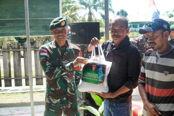 Sambut HUT Ke – 63, Satgas Pamtas Yonarmed 11 Kostrad Tebar Kepedulian di Perbatasan