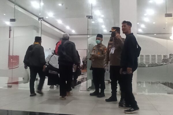 Polsek Cipondoh Kawal Kepulangan Jemaah Haji Kloter 2 Kota Tangerang Dengan Aman Dan Tertib