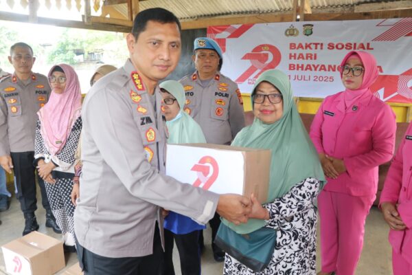 Sambut Hari Bhayangkara ke-79, Polres Metro Tangerang Kota Sebar 2.000 Paket Bantuan Sosial di Slum Area
