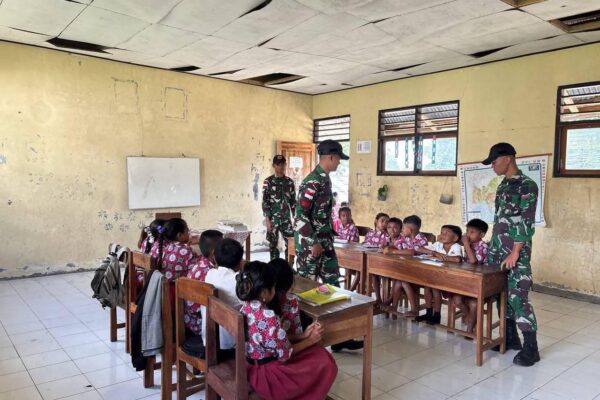 Satgas Pamtas RI-RDTL Tanamkan Wawasan Kebangsaan kepada Siswa SDK Nilulat