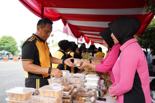 Semarak HUT Bhayangkara ke-79, Bhayangkari Polrestabes Semarang Gelar Bazaar UMKM Dan Sembako Murah
