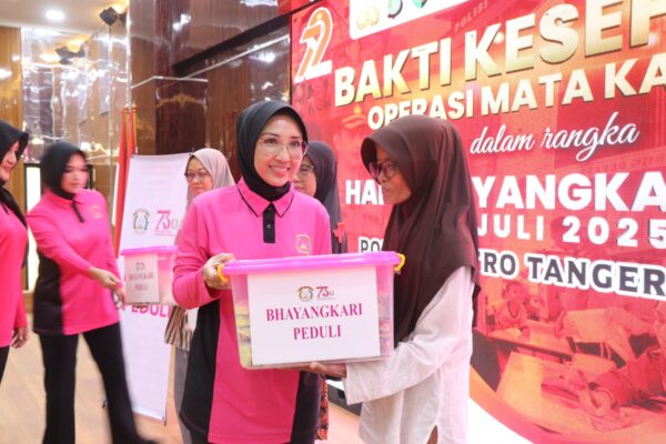 Bhayangkari Peduli, Wakil Ketua Bhayangkari Daerah Metro Jaya Serahkan Bantuan Paket Sembako kepada 150 Pasien Operasi Katarak di Kota Tangerang