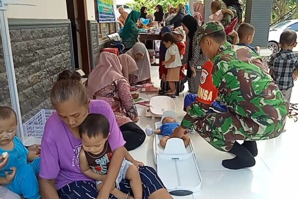 Babinsa Wonodadi Bersama Kader Posyandu dan Bidan Desa Berikan Vitamin Balita Untuk Cegah Stunting