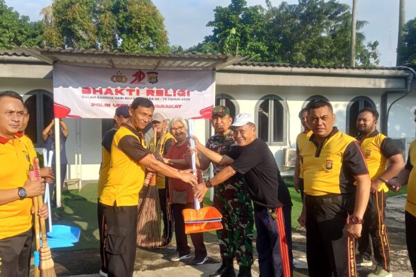 Polres Metro Tangerang Kota Gelar Bakti Religi di Gereja Poukli Sambut Hari Bhayangkara ke-79