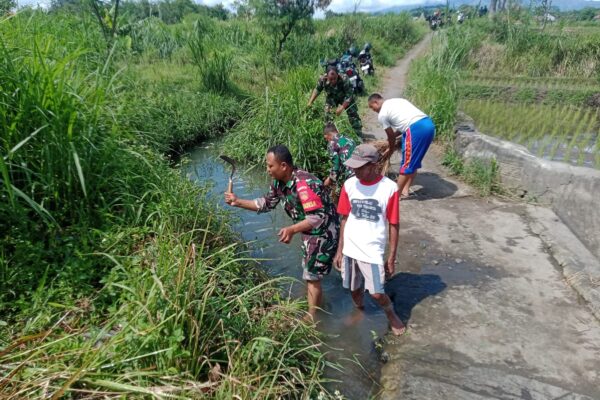 Babinsa Dan Warga Kerja Bakti Jaga Kelancaran Irigasi