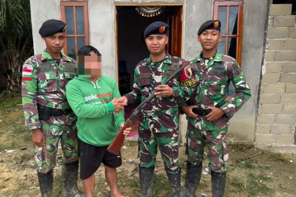 Satgas Pamtas Yonkav 3/AC Terima Senjata Rakitan, Perkuat Stabilitas Wilayah Perbatasan