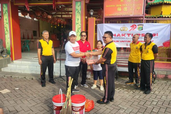 Polres Metro Tangerang Kota Gelar Bakti Religi di Vihara Tjong Sambut Hari Bhayangkara Ke-79