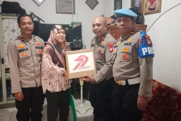 Polres Metro Jakarta Barat Gelar Anjangsana dan Bakti Sosial Bhayangkara Peduli Peringati Hari Bhayangkara ke-79