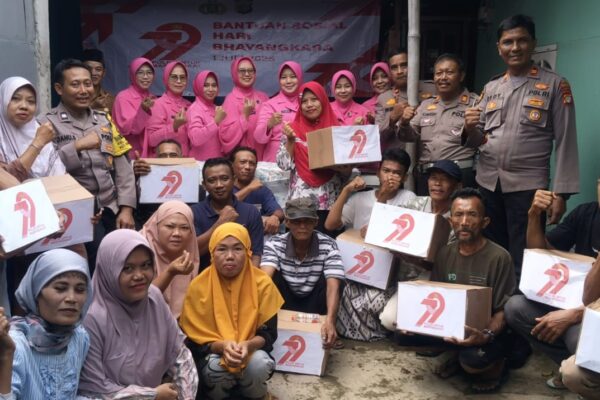 Polsek Karawaci Gelar Bakti Sosial di Slum Area Kp. Bugel Sambut Hari Bhayangkara Ke-79