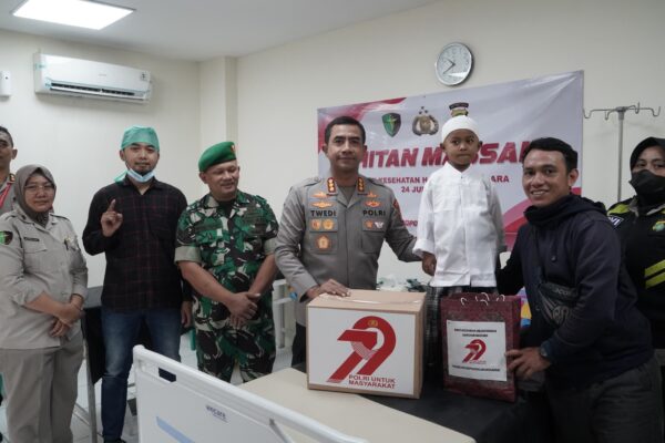 Polres Metro Jakarta Barat Gelar Bakti Kesehatan: Donor Darah dan Khitanan Gratis Warnai HUT Bhayangkara Ke-79