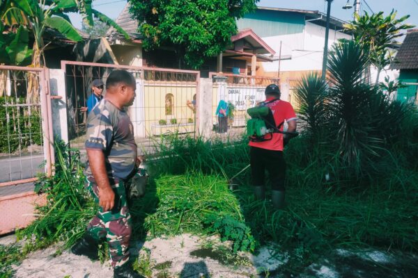 Peduli Kebersihan Lingkungan, Babinsa Joyotakan Gandeng Saberling Kerja Bakti