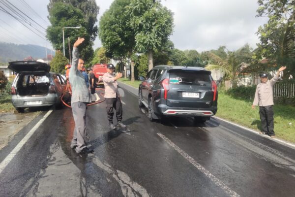 Mencium Bau Kabel Terbakar, Nissan Livina Milik Warga Salatiga Terbakar Di Getasan