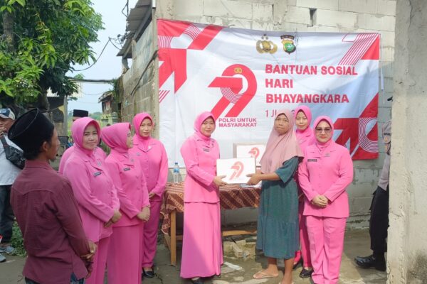 Polri Peduli di Hari Bhayangkara Ke-79, Polsek Sepatan Bagikan 75 Paket Sembako
