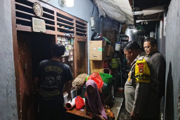 Respons Cepat Polsek Tangerang Selamatkan Nenek Terlantar di Jalan Jenderal Sudirman