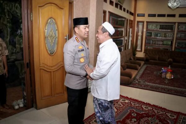 Kapolres Metro Tangerang Kota Sambangi Kediaman Ketua MUI, Bahas Sinergi Jaga Kamtibmas
