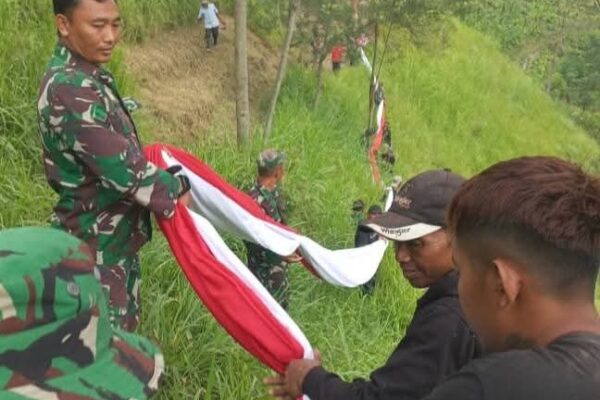 Bendera Raksasa Sepanjang 80 Meter Dikibarkan di Kaki Merapi