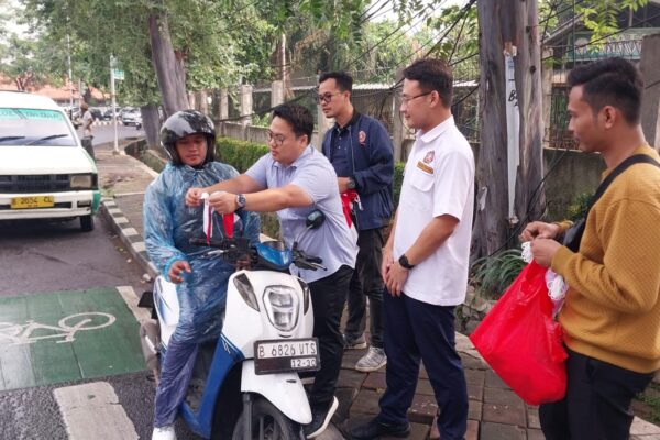 Semarak HUT RI ke-80, Pemuda Karang Taruna Bagikan Bendera di Bundaran Tugu Adipura