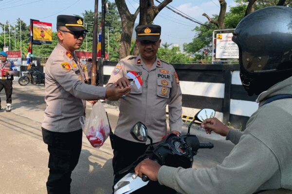 Tumbuhkan Jiwa Nasionalisme, Polsek Pinang Bagi-bagi Bendera Merah Putih