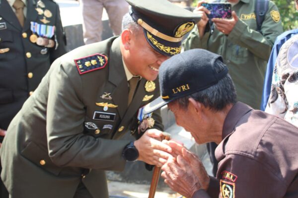 Dandim 0610/Sumedang Berikan Tali Asih kepada Para Veteran, Wujud Nyata Hormat dan Kepedulian di HUT RI ke-80