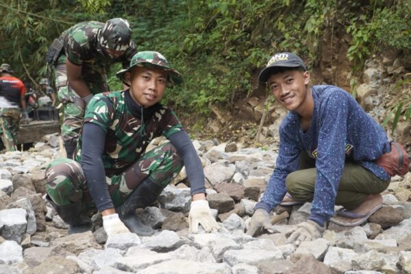Sinergi TNI dan Masyarakat Dalam Pembangunan