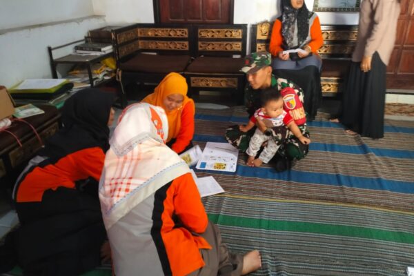 Posyandu Di Desa Kemloko, Koptu Sunarto Babinsa Koramil Nglegok Dampingi Percepatan Penurunan Stunting