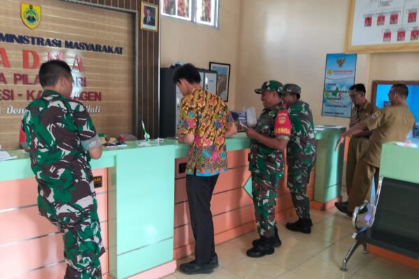 Babinsa Gencar Lakukan Pendataan Pengajuan PTSL di Kantor Desa