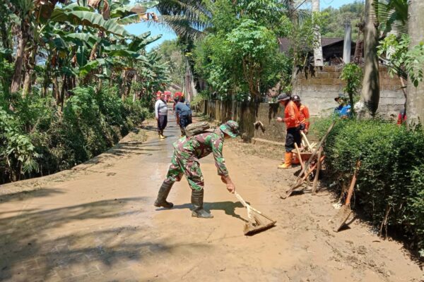 Banjir Rendam Desa Ngares Trenggalek, TNI-BPBD Sigap Bersihkan Lumpur Pasca Genangan