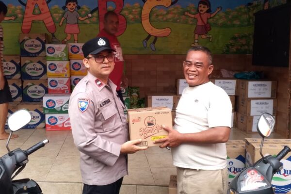 Polsek Metro Tamansari Ulurkan Bantuan Sembako Untuk Korban Kebakaran Mangga Besar