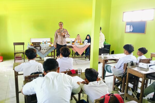 Kanit Binmas Polsek Pakuhaji Ajak Pelajar SMP/SMK Algina Fokus Belajar Dan Jauhi Perilaku Negatif