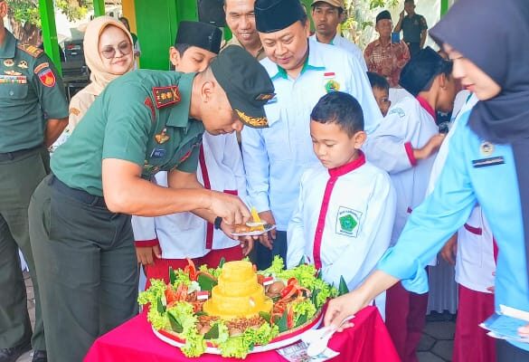 Dandim 0724/Boyolali Bagikan Makanan Bergizi di MI Karanglo, Dukung Program Presiden Prabowo