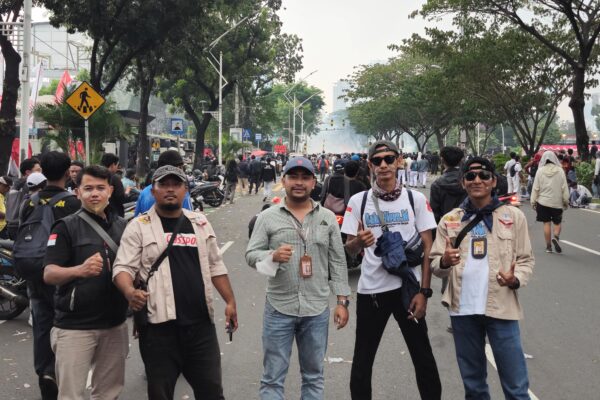 Ketua GWI DPC Kota Tangerang Pimpin Liputan Aksi Demo, Anggota Tunjukkan Kepedulian Sosial