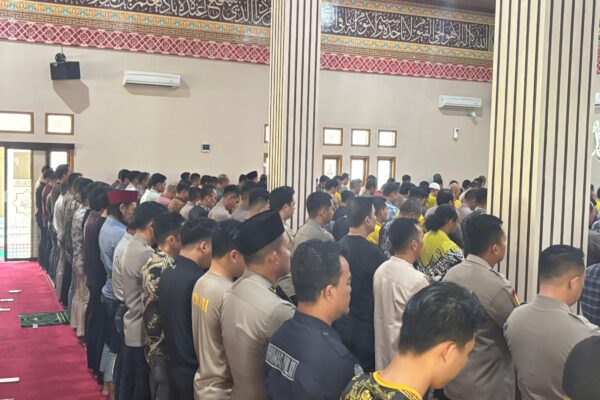 Kapolda Lampung Sampaikan Bela Sungkawa, Personel Polda dan Masyarakat Gelar Sholat Gaib