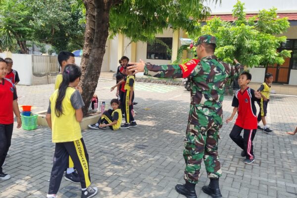 Babinsa Tipes Ajak Siswa Siswi SDN Kawatan Untuk Hidup Sehat