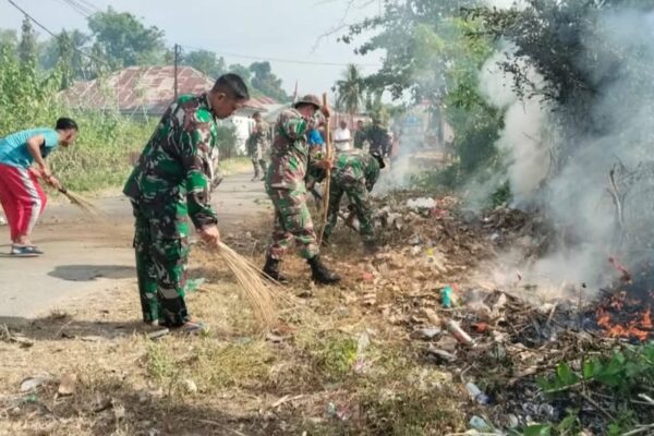 Babinsa Koramil Ampel Ajak Warga Gladaksari Kompak Bersihkan Jalan Desa