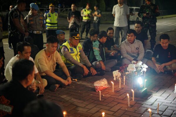 Bersama Komunitas Ojol dan Aktivis Mahasiswa, Kapolresta Tangerang Gelar Aksi Solidaritas Tabur Bunga