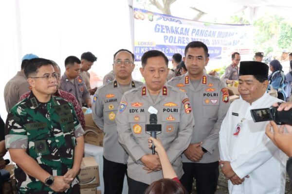 20 Ton Beras & 4000 Liter Minyak Ludes Diborong Warga di Pasar Murah Polres Jakbar