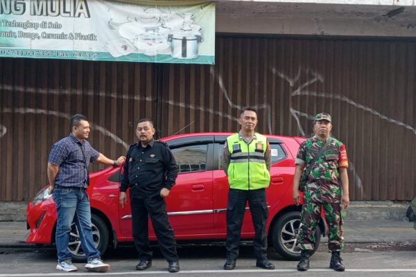 Babinsa Jayengan Amankan Ibadah Minggu Pagi di GKI Coyudan