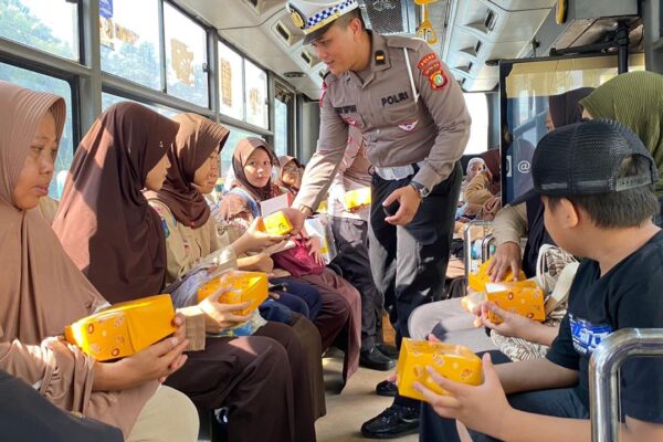 Satlantas Polres Metro Tangerang Kota Kampanyekan Keselamatan Lalu Lintas di Halte Bus Tayo TangCity