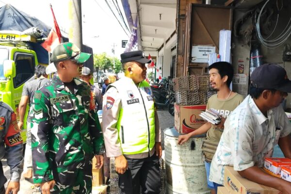 Utamakan Kondusifitas Wilayah Serengan, Babinsa dan Bhabinkamtibmas Gelar Patroli Siang