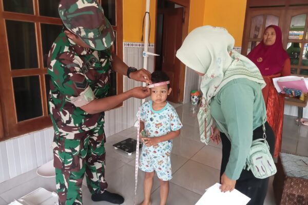Babinsa Panggungasri Dampingi Kegiatan Posyandu, Wujud Kepedulian Terhadap Kesehatan Warga