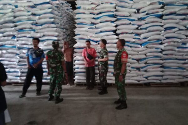 Babinsa Datangi Gudang Pupuk, Cegah Terjadinya Penyelewengan di Wilayah