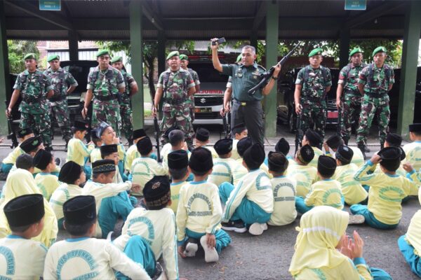 Belajar di Markas TNI, Siswa MI Plus Darunnajah Serap Nilai Kebangsaan