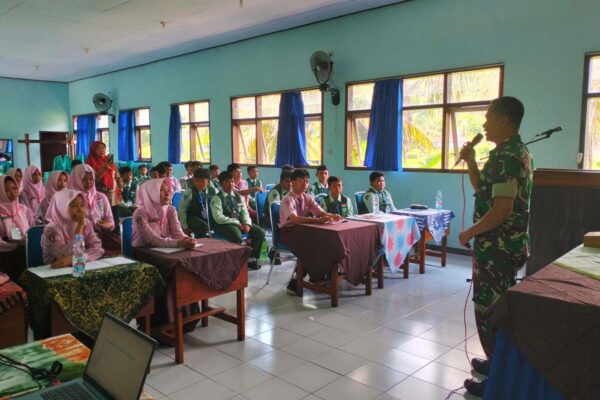 TNI Bina OSIS MTsN 2 Trenggalek, Tanamkan Disiplin dan Semangat Patriotisme pada Generasi Muda